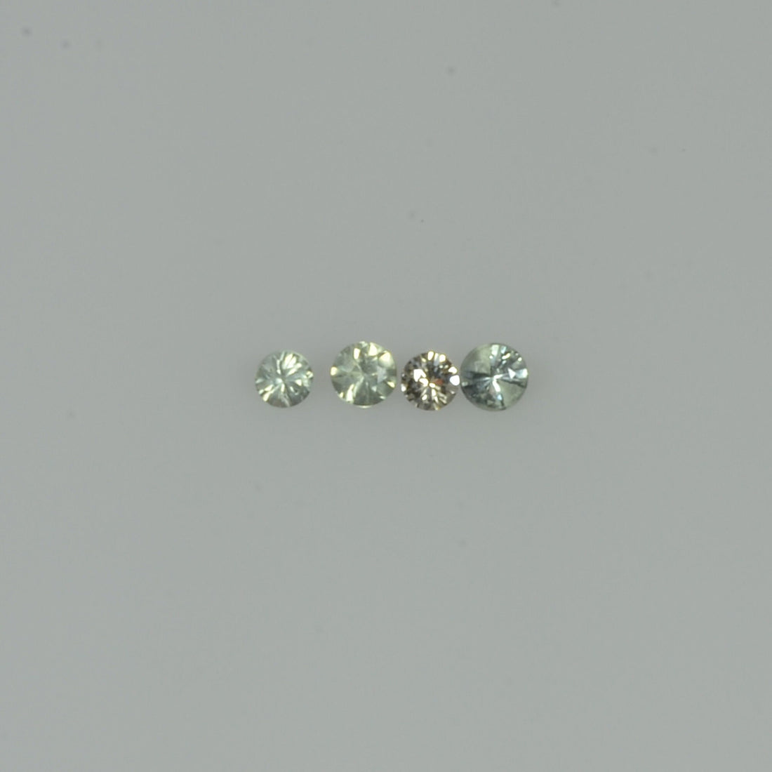 1.4-3.9 mm Natural Green Sapphire Loose Gemstone Round Diamond Cut Vs Quality Color